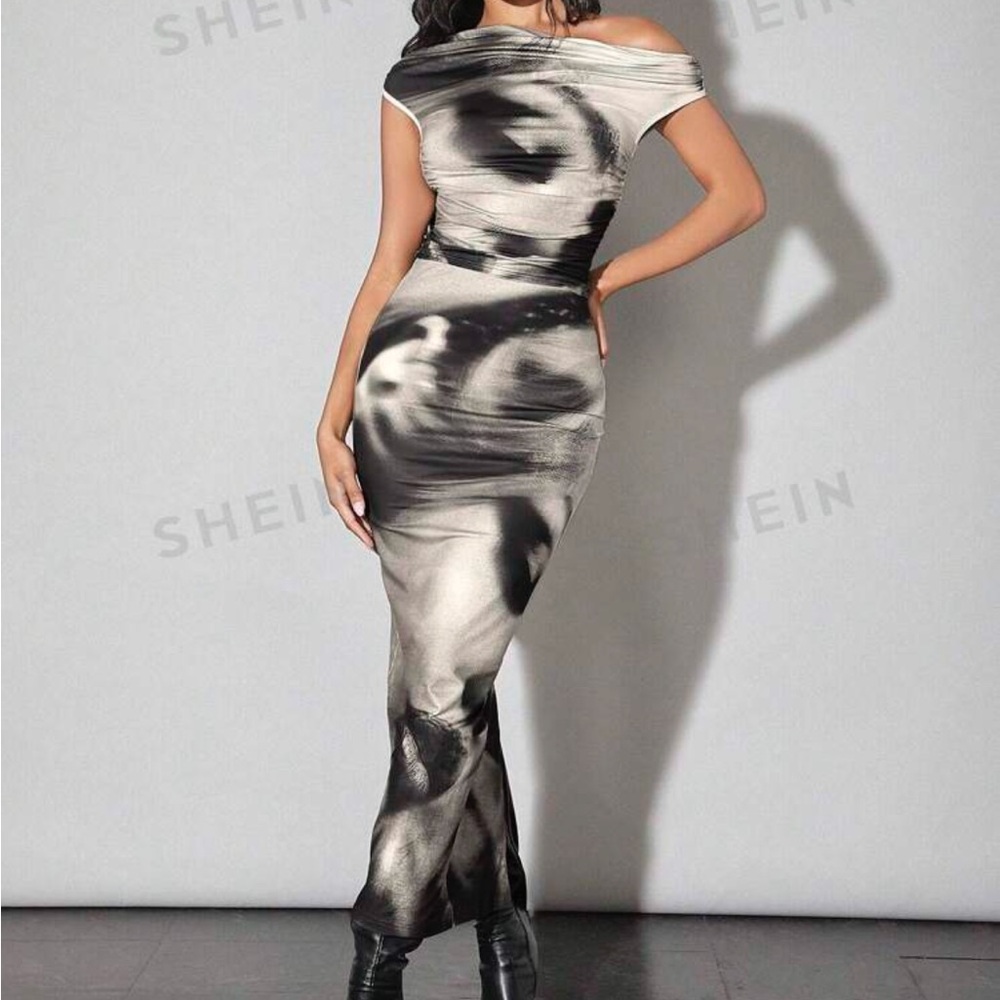 ❤️‍🔥SOLD❤️‍🔥 SHEIN one shoulder bodice and low rise slim skirt